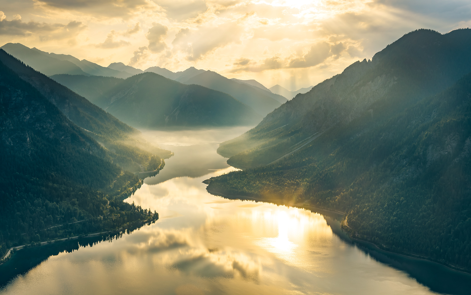 Vliestapete "Gold Mountains" von Komar | fototapete.de